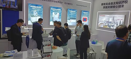 客戶駐足觀看、咨詢